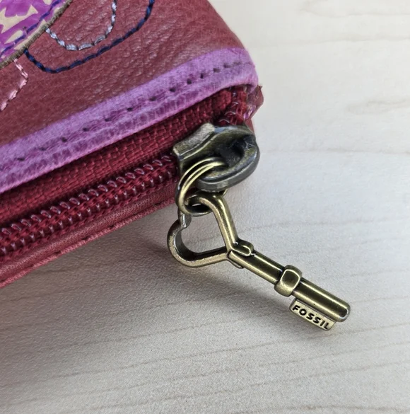 Fossil Rose Appliqué Leather Bi-Fold Wallet in Burgundy Pink - Picture 4 of 12